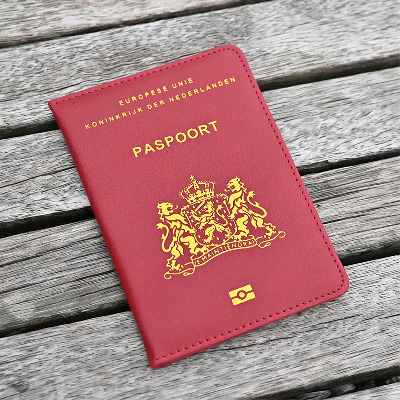 Travel Essentials Nederland Co - Leather Passport Cover recensione e prezzo