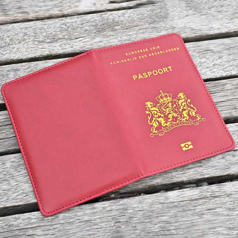 Travel Essentials Nederland Co - Leather Passport Cover recensione e prezzo