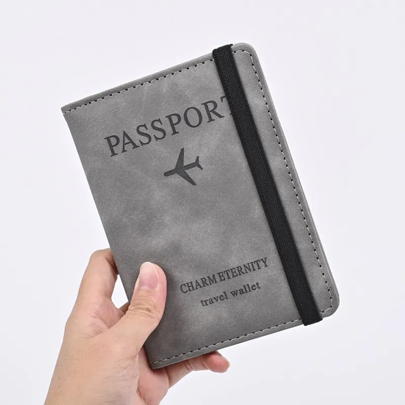 Portafoglio da uomo in pelle P - Leather Passport Cover recensione e prezzo